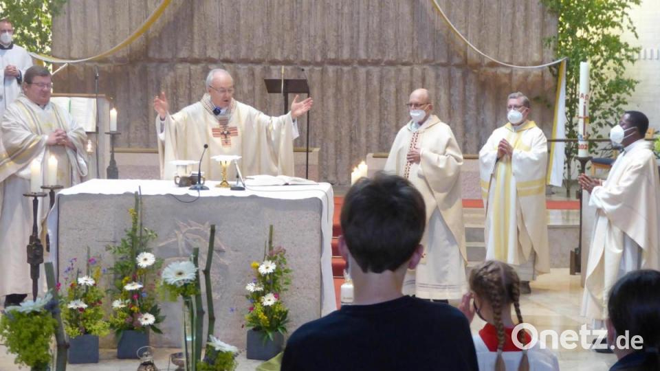 Festgottesdienst von Bischof Voderholzer (am Altar) sowie Pfarrer Hubert Bartel, Ruhestandsgeistlicher BGR Wolfgang Traßl, Direktor Manfred Strigl und Pfarrvikar Edwin Ozioko (von links) Bild: fsb