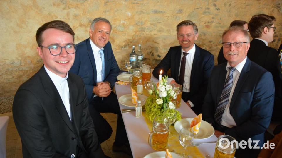 Bastian Neumann mit Landrat Roland Grillmeier, MdL Tobias Reiß und Bürgermeister Max Bindl (von links). Bild: jr