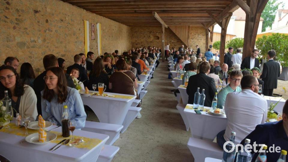 Die weltliche Feier der Primiz stieg auf dem Schafferhof-Areal. In der Remise waren zahlreiche Tische und Bänke aufgebaut worden. Bild: jr
