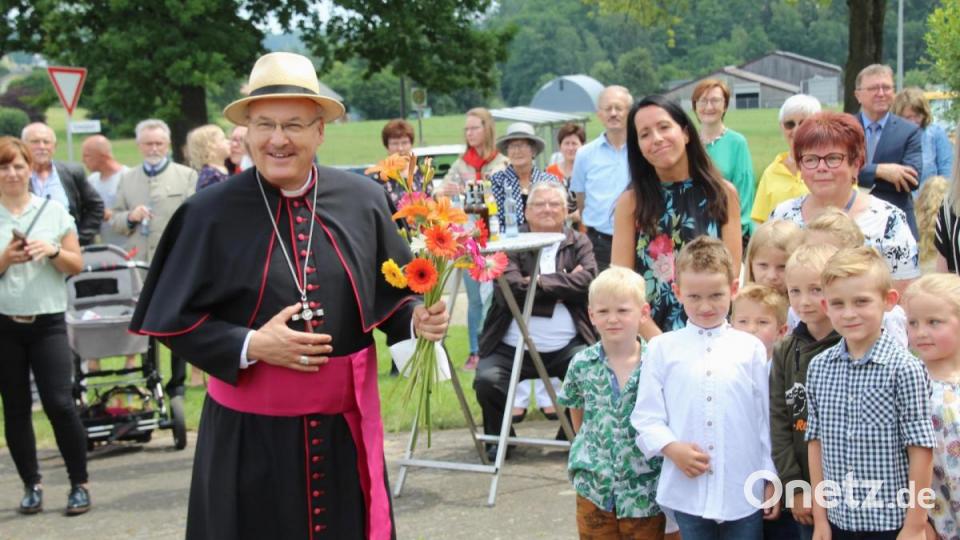 Bunte Gerbera von den Kindern für den Bischof, der sich über den freundlichen Empfang freut. Bild: fsb