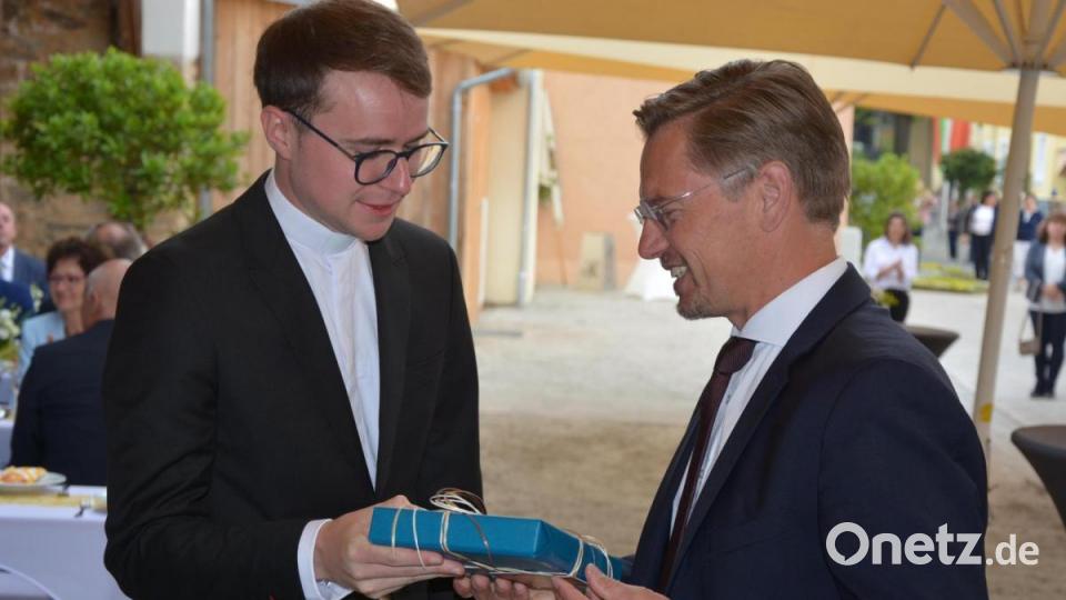 Landtagsabgeordneter Tobias Reiß (rechts) gratulierte Bastian Neumann mit einem Franziskuskreuz. Bild: jr