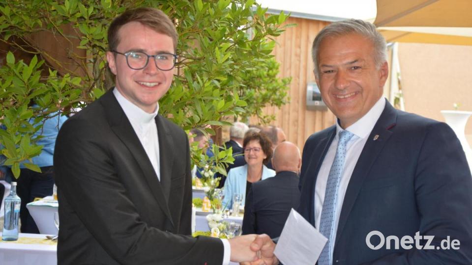 Landrat Roland Grillmeier (rechts) überbrachte Bastian Neumann die Glückwünsche des Landkreises. Bild: jr