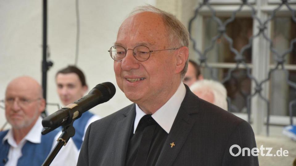 Der Amberger Regionaldekan Ludwig Gradl dankte Bastian Neumann für dessen Praktikumszeit in seiner Pfarrei. Bild: jr