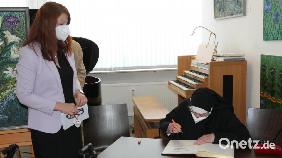 Mit dem Eintrag in den Goldene Buch der Gemeinde unterstreicht Bürgermeisterin Marina Hirnet die große Wertschätzung von Schwester Immolata. Bild: pi