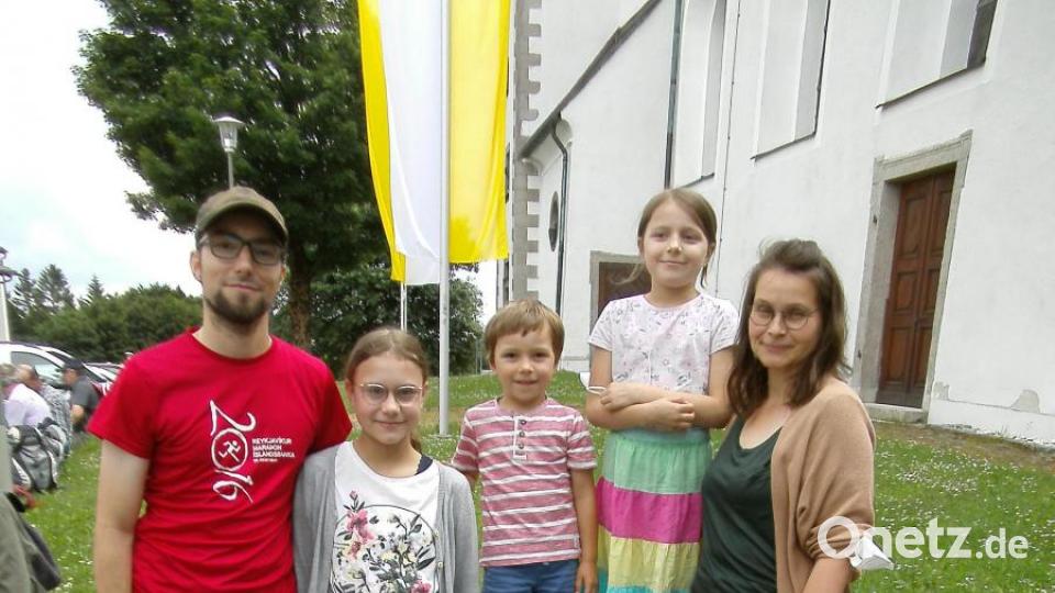 Der vierjährige Jakob Lehner (Mitte) war jüngster Teilnehmer, im Bild mit seinen Eltern und den beiden Schwester. Bild: Karl Scheidler/exb