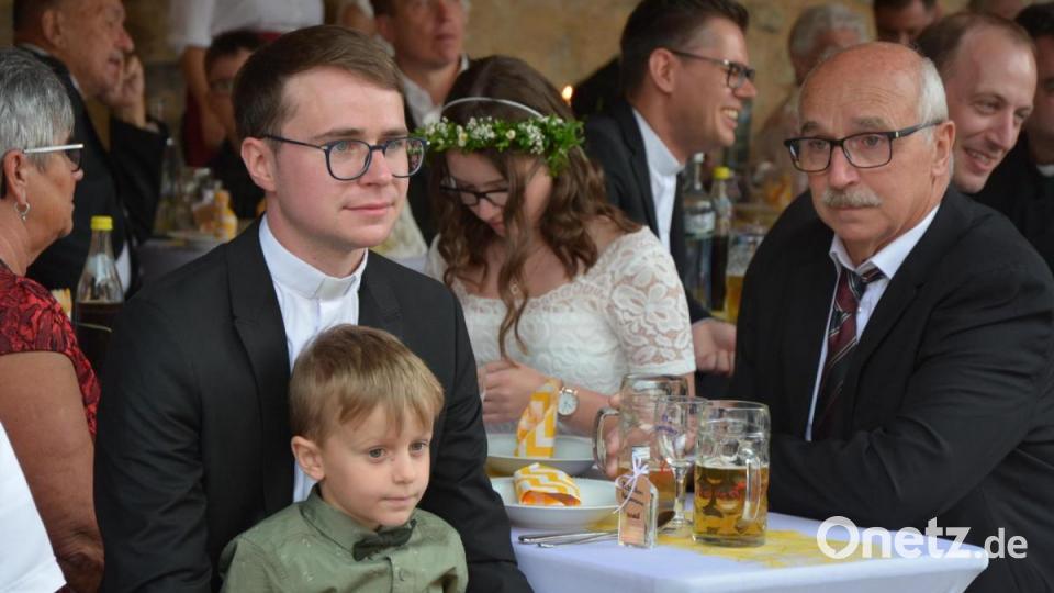 Primiziant Bastian Neumann mit seiner Familie. Bild: jr