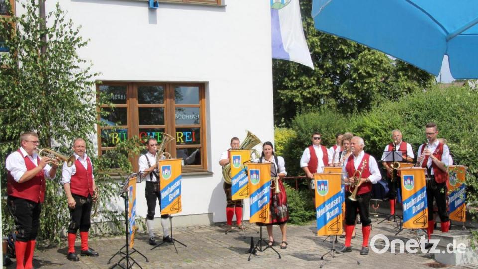 Beim Stehempfang auf dem Kirchenvorplatz Spielen die &quot;Neuhauser Boum&quot; auf. Bild: fsb