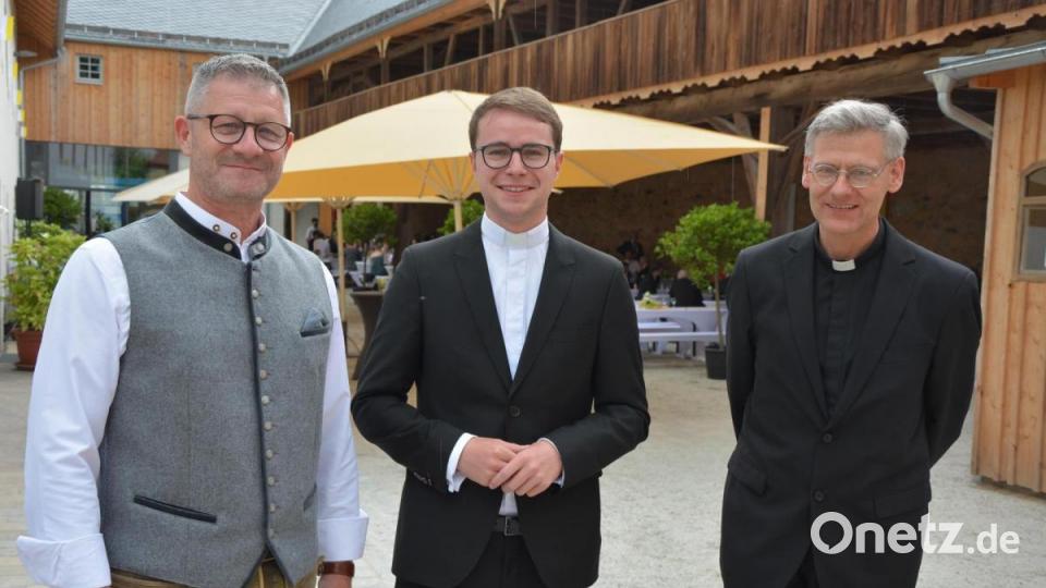 Bastian Neumann mit Primizprediger Professor Dr. Wolfgang Vogl (rechts) und dem Cheforganisator der Feierlichkeiten, Uwe Rosner (links). Bild: jr