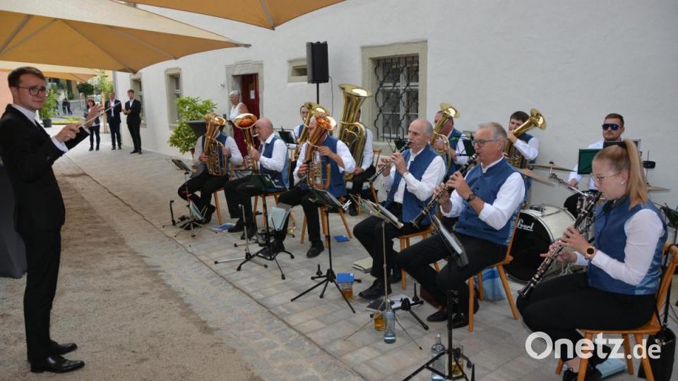 Bastian Neumann dirigierte, als die Konnersreuther Blaskapelle den Bayerischen Defiliermarsch spielte. Bild: jr