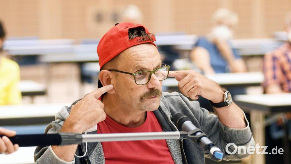 Kurt Koreis schimpft über die Fußgänger, die ihre Handys via Ohrstöpsel nutzen und kein Klingeln der Radfahrer hören. Bild: Gabi Schönberger