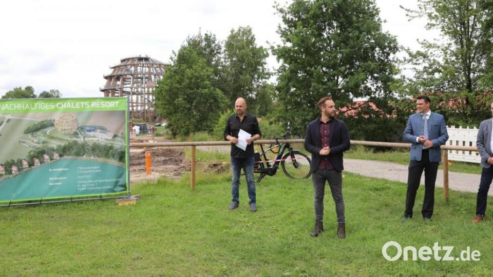 Kim Kappenberger (Zweiter von links) eröffnete die Hebfeier für die Ferienhaussiedlung. Mit im Bild Tom Zeller (links), Landrat Thomas Ebeleing (Zweiter von rechts) und Steinber am Sees Bürgermeister Harls Bemmerl (rechts) Bild: Gerhard Götz