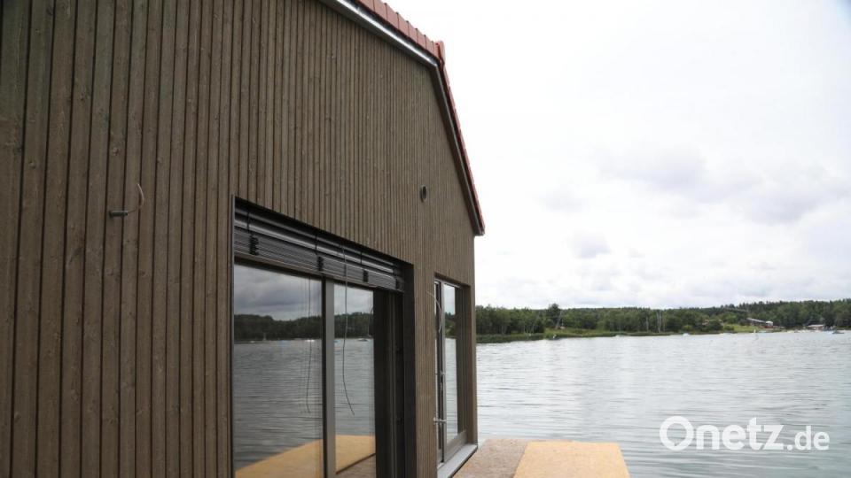Das Strandhaus hat nicht nur Seeblick und bietet die Möglichkeit von der Terrasse ins Wasser zu springen. Bild: Gerhard Götz
