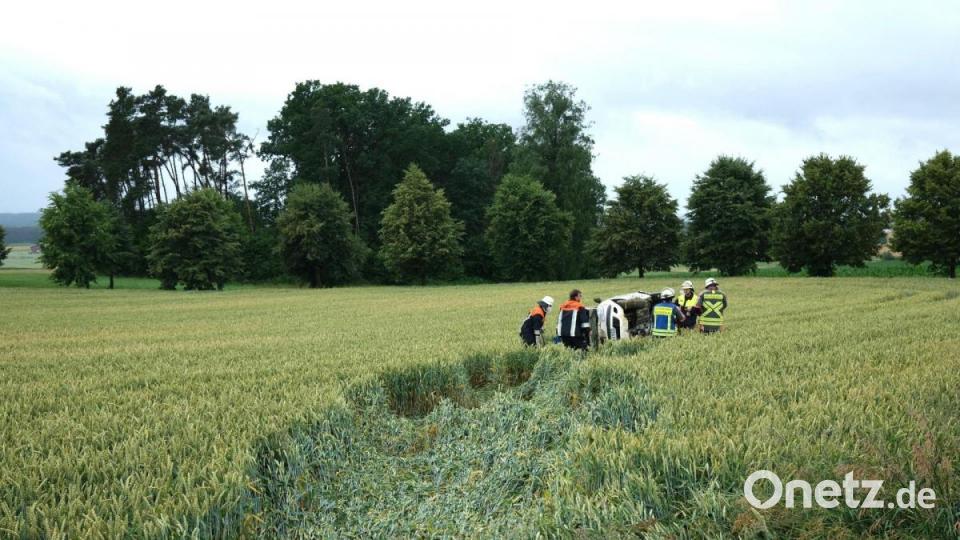 Weil Benzin ausgelaufen war, musste die Feuerwehr den Kraftstoff binden. Bild: dmra