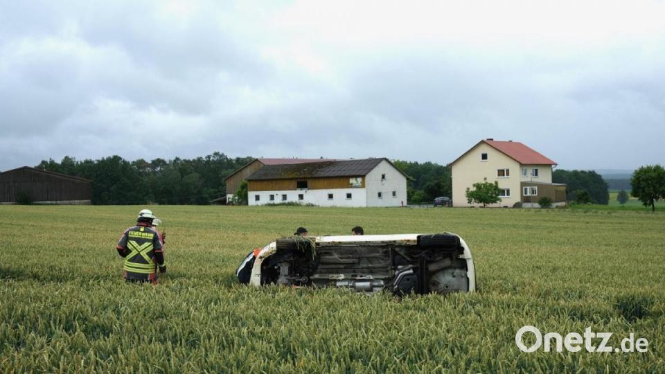Zwischen Paulsdorf und Altenricht hat sich eine Frau mit ihrem Lancia in einem Getreidefeld überschlagen. Im Hintergrund ist der Veitenhof zu sehen. Bild: dmra