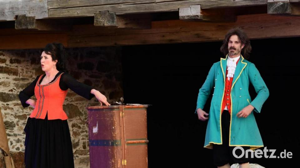 Emanuel Schikaneder und Madame Schikaneder: Florian Weber und Claudia Lohmann glänzen in ihren Rollen. Bild: Freya Stoeckl