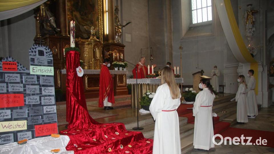 Den Gottesdienst zelebrierten Pfarrer Joseph, Weihbischof Pappenberger und Kaplan Pater Martin (von links). Bild: wro