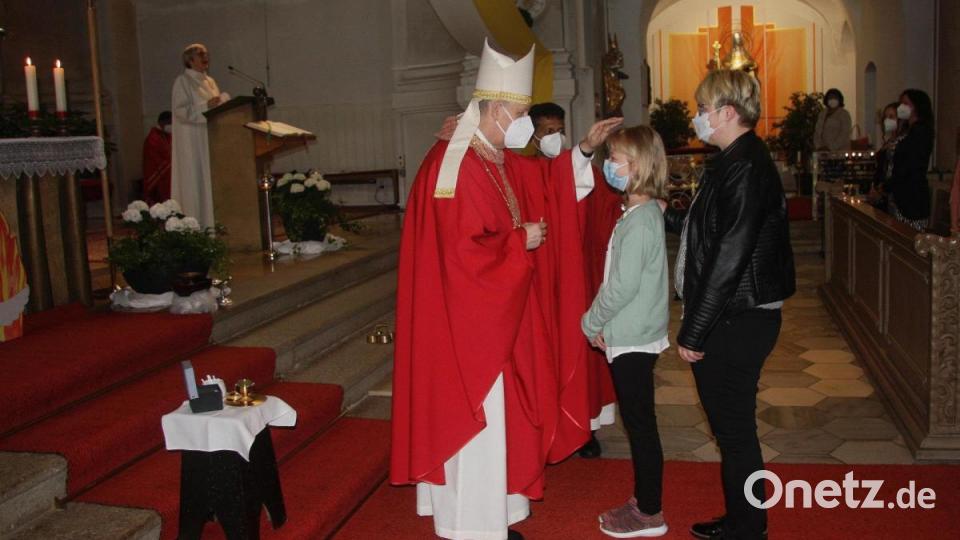 Die Firmung spendete Weihbischof Reinhard Pappenberger bei zwei Gottesdiensten. Bild: wro