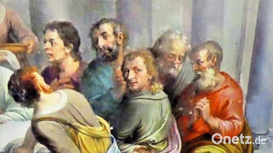 Während Maurus Fuchs allen Aposteln Bärte gemalt hat, nahm er sich das Recht heraus, sich selbst (Zweiter von rechts), ohne Bart abzubilden mitten zwischen den zwölf Aposteln beim Abendmahl. &quot;Das spricht für seinen Humor&quot;, sagt dazu Referent und Fuchs-Kenner Wolf-Dieter Hamperl. Bild: ubb