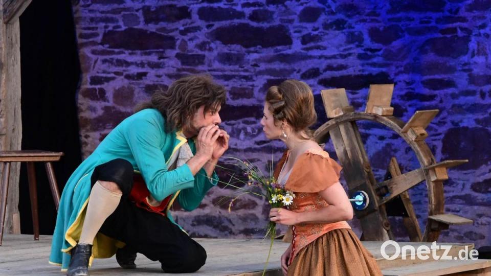 Der Schikaneder (Florian Weber) und Mademoiselle Bichler (Magdalena Meier). Bild: Freya Stoeckl