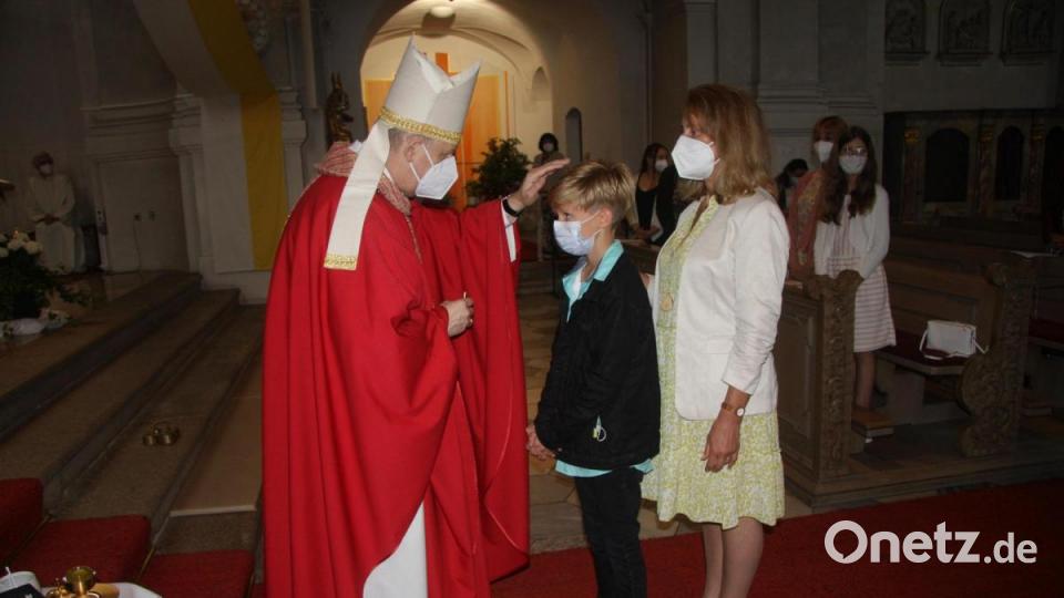 48 Jugendliche wurden in der Fuchsmühler Wahllfahrtskirche zu &quot;lebendigen Steinen der Kirche&quot;. Das Heilige Sakrament der Firmung spendete Weihbischof Reinhard Pappenberger. Bild: wro