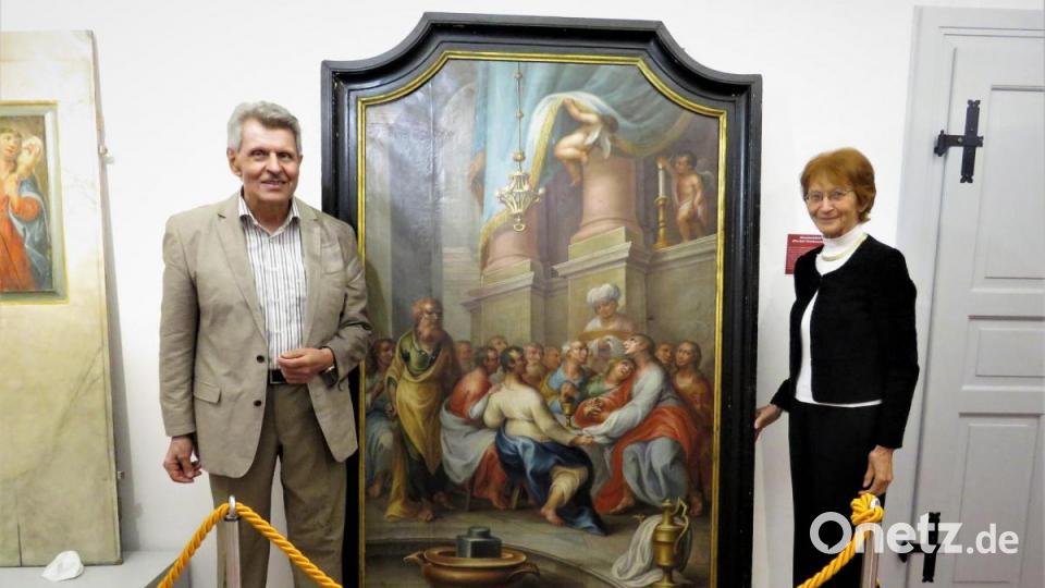 Karl Jäger und Margret Seer, Seniorchefin des Modehauses Jäger &amp; Turba, präsentierten in der Ausstellung stolz das Maurus-Fuchs-Gemälde, das im Besitz von Margret Seer ist. Vor Jahrzehnten wurde das Bild für einen der Fronleichnams-Altäre jährlich einmal an die Straße gestellt, für die vorbeiziehende Prozession. Bild: ubb