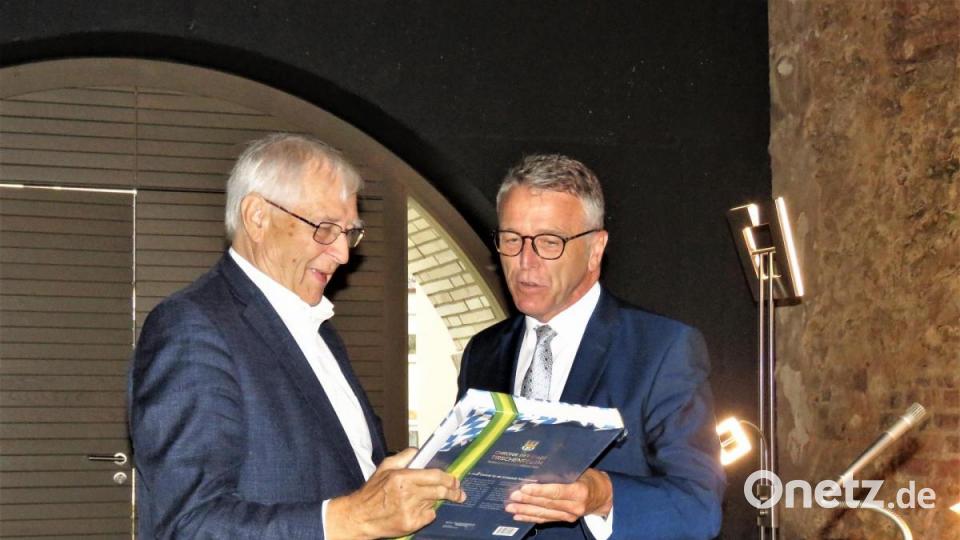 Bürgermeister Franz Stahl (rechts) schenkte dem Referenten Wolf-Dieter Hamperl zur Erinnerung an die Vernissage eine Chronik von Tirschenreuth. Bild: ubb