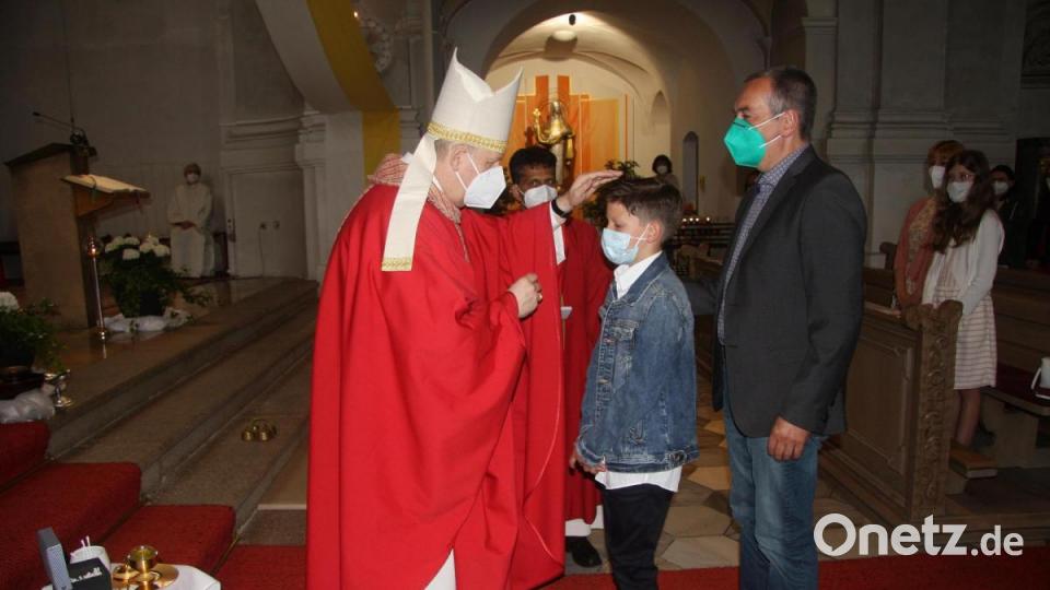 Bei der Firmung in Fuchsmühl legte der Regensburger Weihbischof, Reinhard Pappenberger, den Jugendlichen die Hand auf und salbte sie mit Chrisam (auf einem Wattestäbchen). Bild: wro
