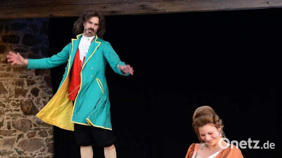 Der Schikaneder (Florian Weber) und Mademoiselle Bichler (Magdalena Meier). Bild: Freya Stoeckl