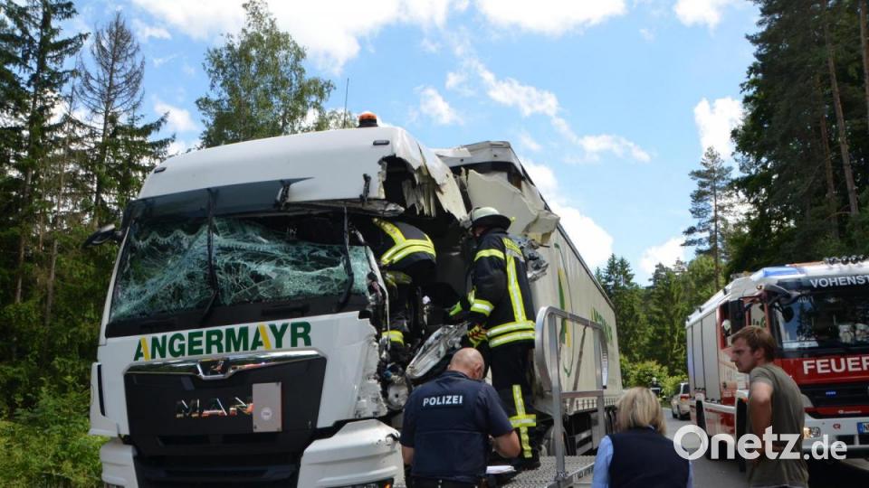 Bei einem spektakulären Verkehrsunfall auf der Bundesstraße 22 wurde am Montagnachmittag ein LKW-Fahrer mittelschwer verletzt. Der Fahrer konnte das Führerhaus aber noch selbst über die Rettungsplattform verlassen. Bild: dob