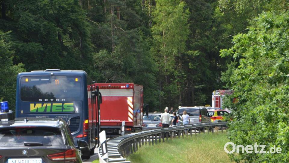 Im Stau stand auch ein Linienbus der Firma Wies aus Weiden. Bild: dob