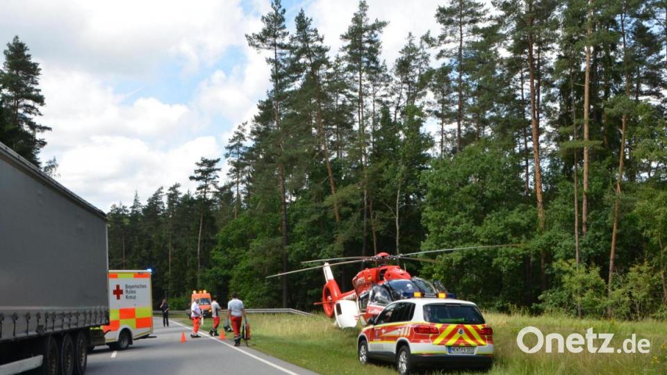 Bei einem spektakulären Verkehrsunfall auf der Bundesstraße 22 wurde am Montagnachmittag ein LKW-Fahrer mittelschwer verletzt. Im Einsatz war auch der Rettungshubschrauber. Bild: dob