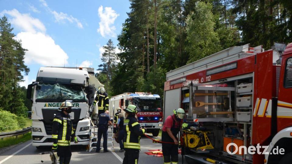 Bei einem spektakulären Verkehrsunfall auf der Bundesstraße 22 wurde am Montagnachmittag ein LKW-Fahrer schwerverletzt. Der Fahrer konnte das Führerhaus aber noch selbst über die Rettungsplattform verlassen. Bild: dob