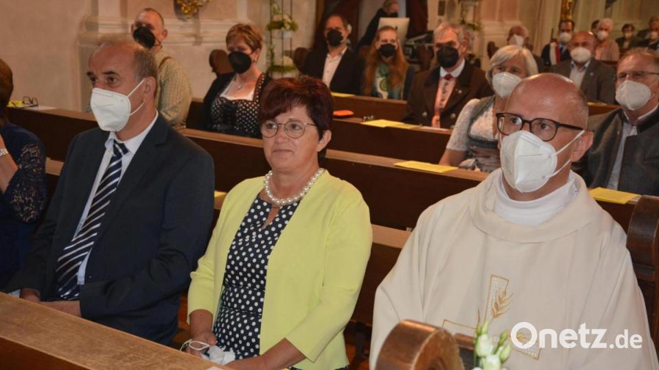 Während der Grußworte nahm Pfarrer Thomas Eckert Platz neben seiner Schwester Renate und deren Ehemann Peter. Bild: jr