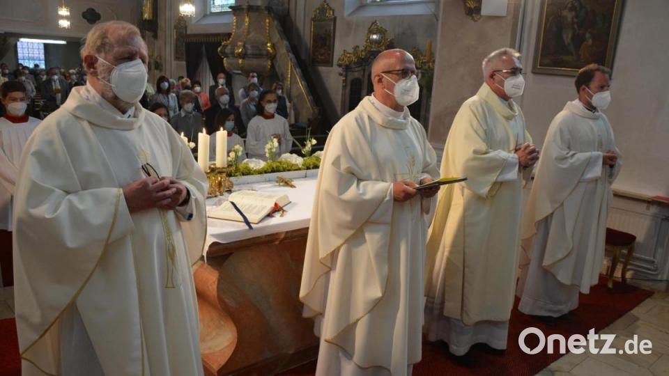 Am Ende des Gottesdienstes: (von links) Pater Benedikt Leitmayr, Pfarrer Thomas Eckert, Diakon Dieter Gerstacker und Kaplan Martin Popp. Bild: jr