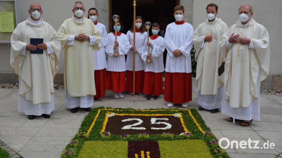 Zum Priesterjubiläum von Pfarrer Thomas Eckert (links) hatte die KAB einen prächtigen Blumenteppich vor der Pfarrkirche gelegt. Mit im Bild Diakon Dieter Gerstacker (Zweiter von links) sowie (von rechts) Pfarrseelsorger Pater Benedikt Leitmayr und Kaplan Martin Popp von der Pfarrei St. Konrad Regensburg. Bild: jr