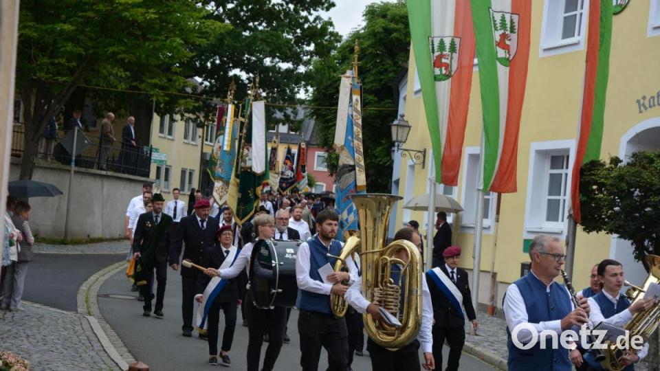 Ein stattlicher Festzug bewegte sich nach dem Gottesdienst von der Pfarrkirche zum Schafferhof. Bild: jr