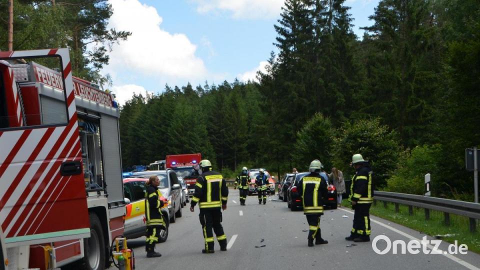 Bei einem spektakulären Verkehrsunfall auf der Bundesstraße 22 wurde am Montagnachmittag ein LKW-Fahrer mittelschwer verletzt. Bild: dob