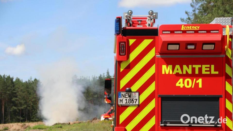 Starke Rauchschwaden drangen aus dem Waldgebiet bei Mantel. Bild: jma