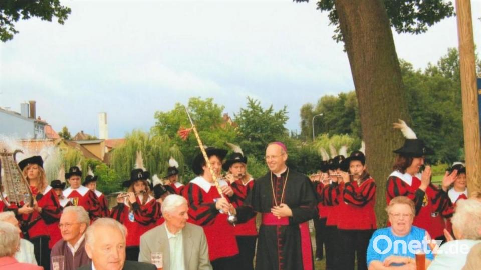 Weihbischof Reinhard Pappenberger freut sich mit dem Spielmannszug, der beim Annafest spielte. Archivbild: rgr