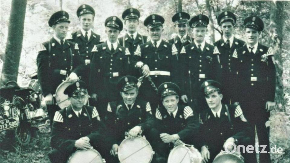 Der Spielmannszug beim Heimatfest am 20. Juni .1954: im Bild (stehend, von links) Georg Pappenberger, Herbert Wittmann, Edgar Zankl, Gottfried Ott, Adolf Renner, Simon Kraus, Albert Wittmann, Hans Diedl, Gerhard Ott sowie (vorne, von links) Hans Kammerer, Georg Kraus, Erich Trettenbach und Richard Neidl. Repro: rgr