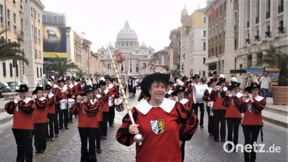 2010 spielten die Musiker des Spielmannszugs bei der &quot;Benedikt--Parade&quot; in Rom. Archivbild: rgr