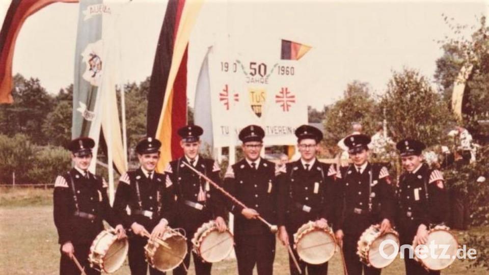 1960 begann eine neue Ära mit Gottfried Ott als Tambourmajor. Der erste Auftritt erfolgte beim Sportfest in Grafenwöhr am 17. Juli 1960. Im Bild (von links) Werner Hößl, Konrad Wohlgut, August Spieß, Gottfried Ott, Gerhard Ott, Josef Hößl und Ludwig Spieß. Repro: rgr