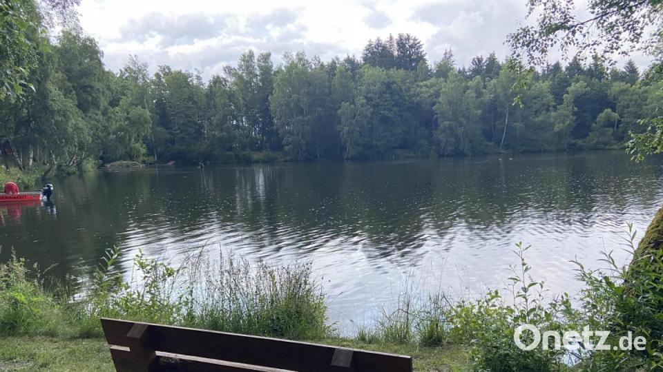 Idyllisch bewaldet ist das Ufer des Schwarzen Weihers in Mantel. Bild: Gustl Beer
