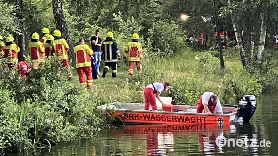 An Land, aber vor allem im Wasser wird nach dem vermissten Angler gesucht. Bild: Gustl Beer