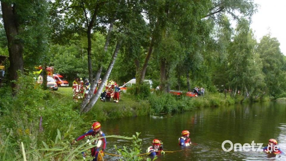 Am Manteler Schwarzen Weiher an der Kreisstraße von Mantel nach Hütten läuft seit Sonntagabend eine Vermisstensuche. An die 130 Rettungskräften sind vor Ort. Bild: bk