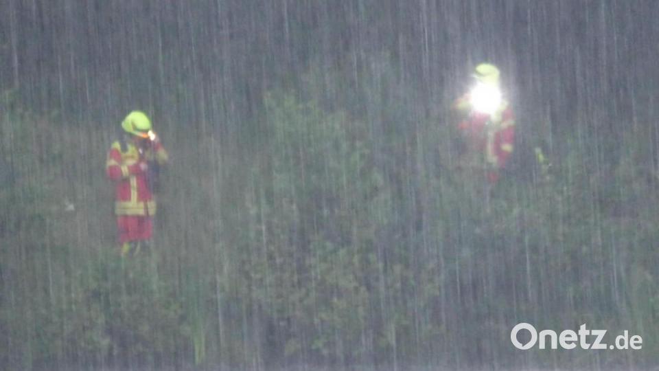 Im Starkregen gegen die Sicht der Retter gegen Null. Bild: Gustl Beer