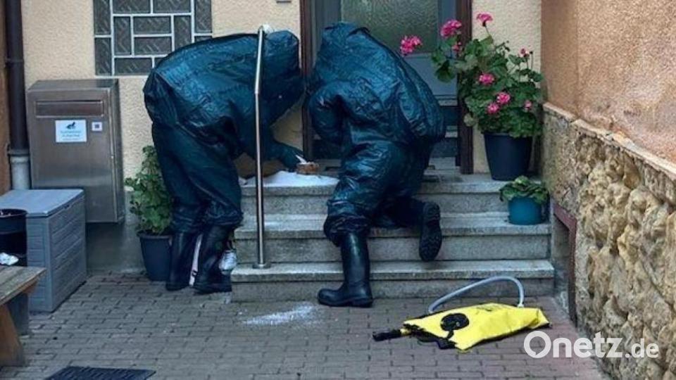Der Atemschutztrupp wurde zur Erkundung an die Eingangstüre entsendet. Über Funk meldeten die Männer ihre Erkundungsergebnisse und nahmen die flüssige Chemikalie mit Hilfe eines Chemikalienbinders auf. Bild: Feuerwehr Vilseck