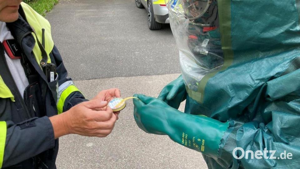 Ein Lackmustest (Test zur Bestimmung des pH-Wertes) konnte bestätigen, dass es sich um eine Säure handelte. Bild: Feuerwehr Vilseck