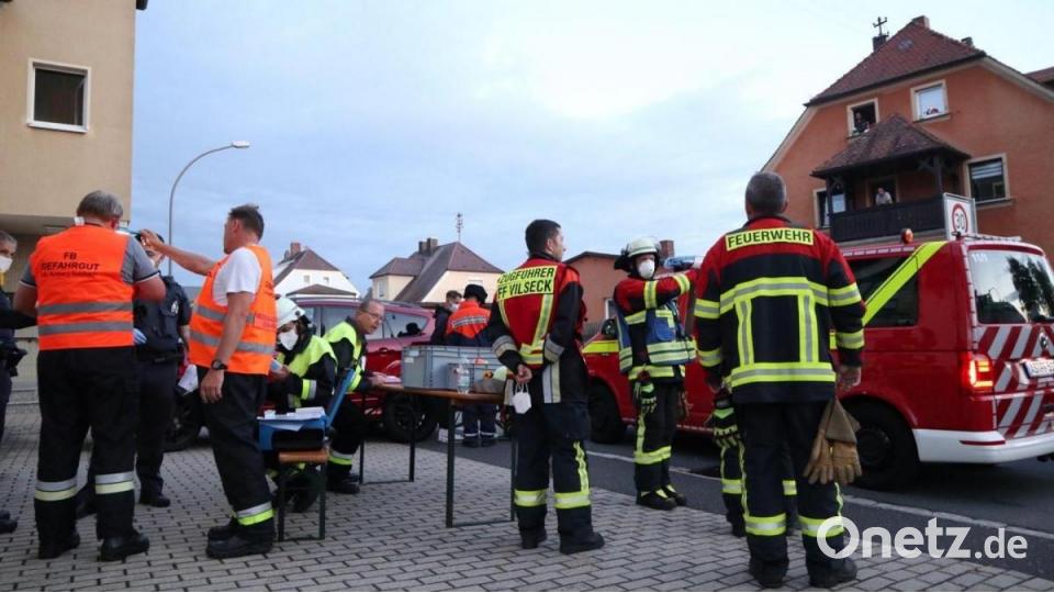 Großeinsatz in Vilseck: Mutwillig soll hier die stinkende Flüssigkeit verschüttet worden sein. Bild: Feuerwehr Vilseck