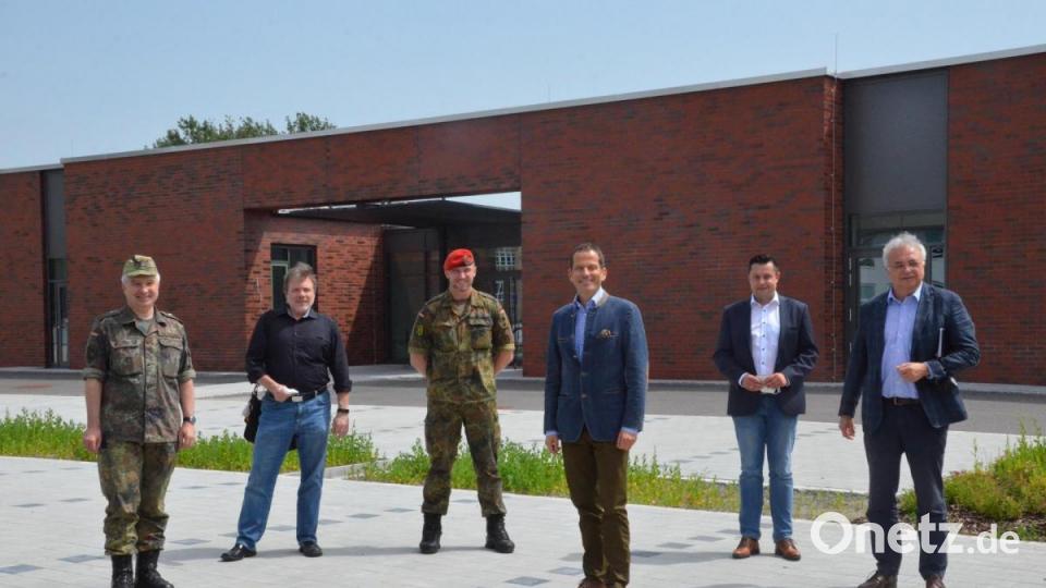 Die Besuchergruppe in der Kaserne. Bild: Kunz